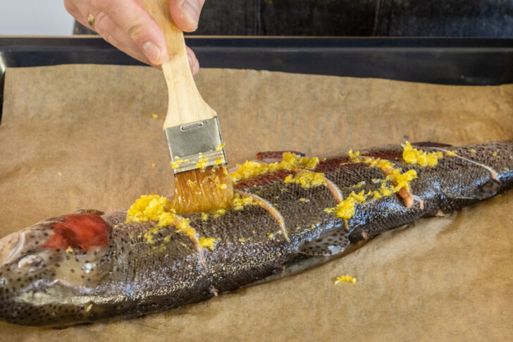 Fisch mit Zitronenöl einpinseln