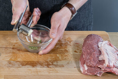Marinade aus Öl, Knoblauch und Rosmarin zubereiten