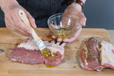 Lammkarree mit der Marinade einstreichen