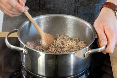 Hackfleisch krümelig anbraten