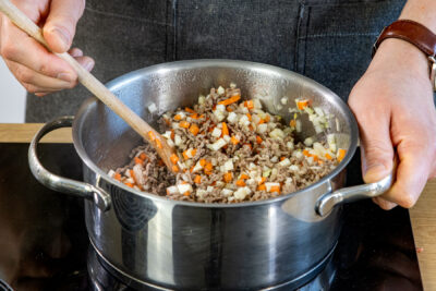 Gemüsewürfel zum Hackfleisch geben