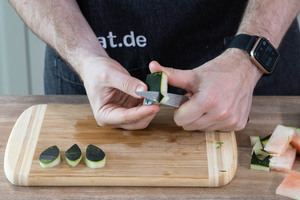 Füße aus der Schale in Form schneiden