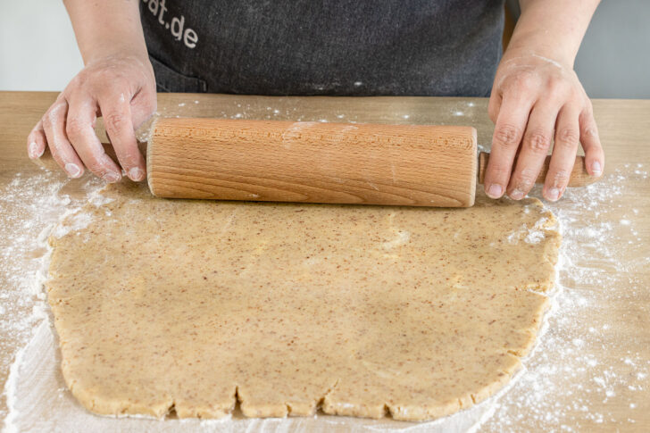 Mürbeteig für Obstkuchen ausrollen