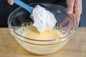 Eischnee unter Eigelb heben