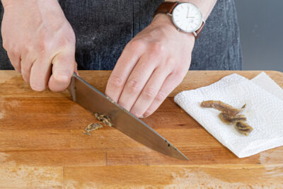 Sardellenfilet hacken