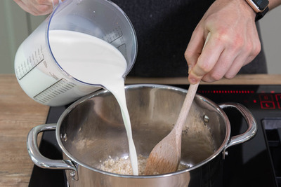 mit Milch aufgießen