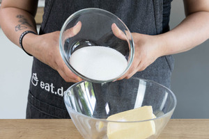 Zucker zu der Butter geben