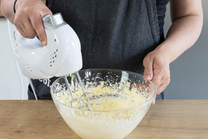 Zucker und Butter cremig aufschlagen