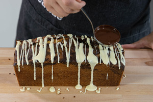 Schokolade über den Omas Marmorkuchen geben