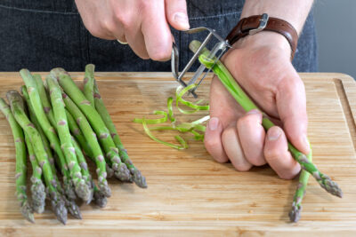 Spargel im unteren Drittel schälen