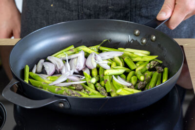 Spargel und Schalotten anbraten