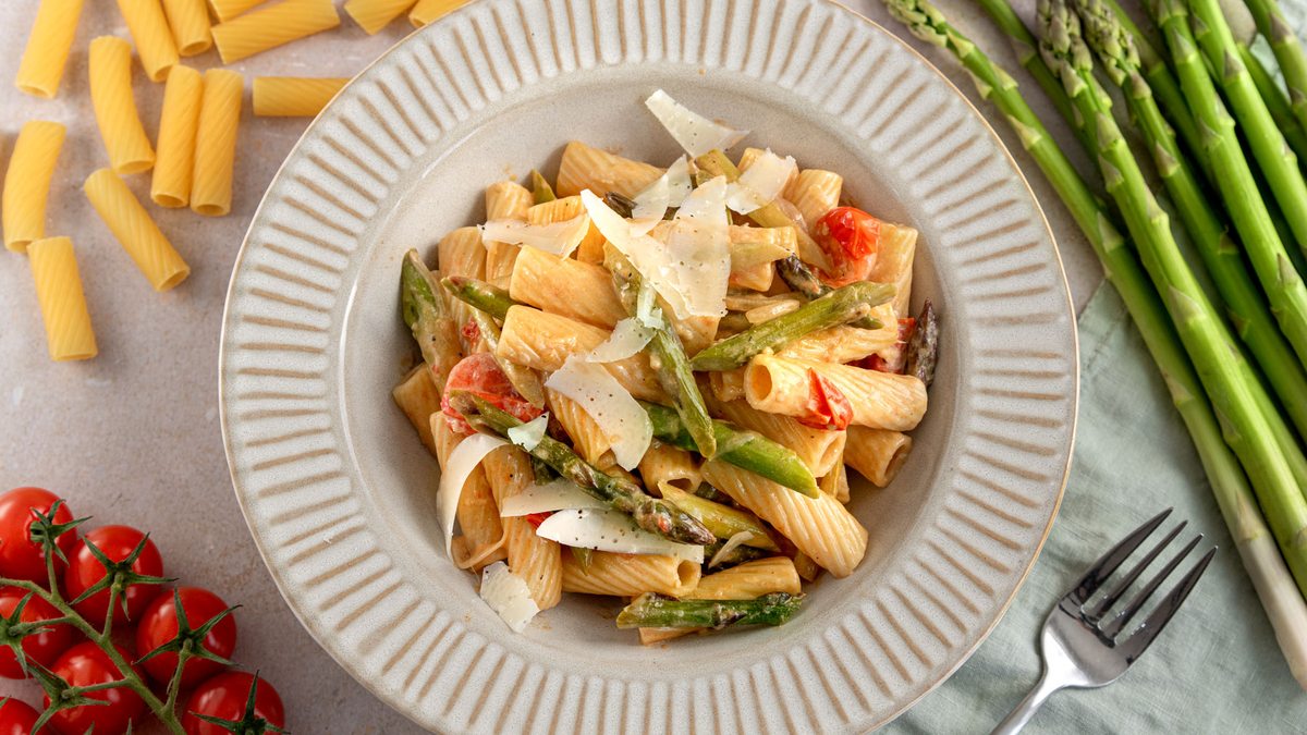 Pasta mit grünem Spargel und Sahne