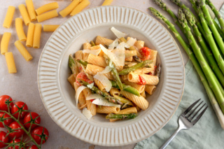 Pasta mit grünem Spargel und Sahne