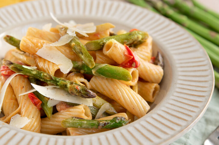 Pasta mit grünem Spargel und Sahne