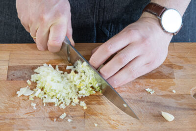 Zwiebeln und Knoblauch schneiden