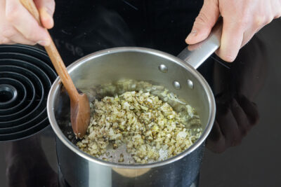 Pfeffer, Zwiebeln und Knoblauch anbraten