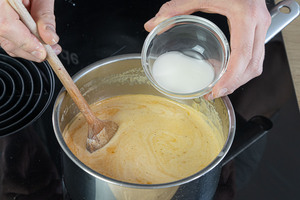 Pfeffersauce mit Speisestärke und kaltem Wasser abbinden