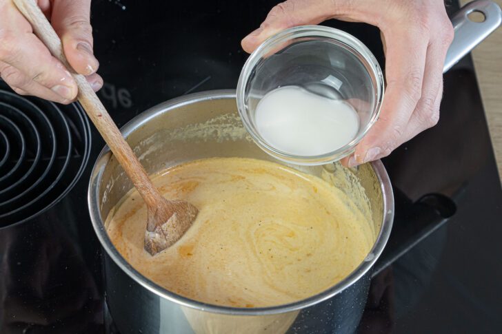 Pfeffersauce mit Speisestärke und kaltem Wasser abbinden
