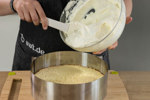 Creme auf dem Boden der Quark-Sahne-Torte verstreichen