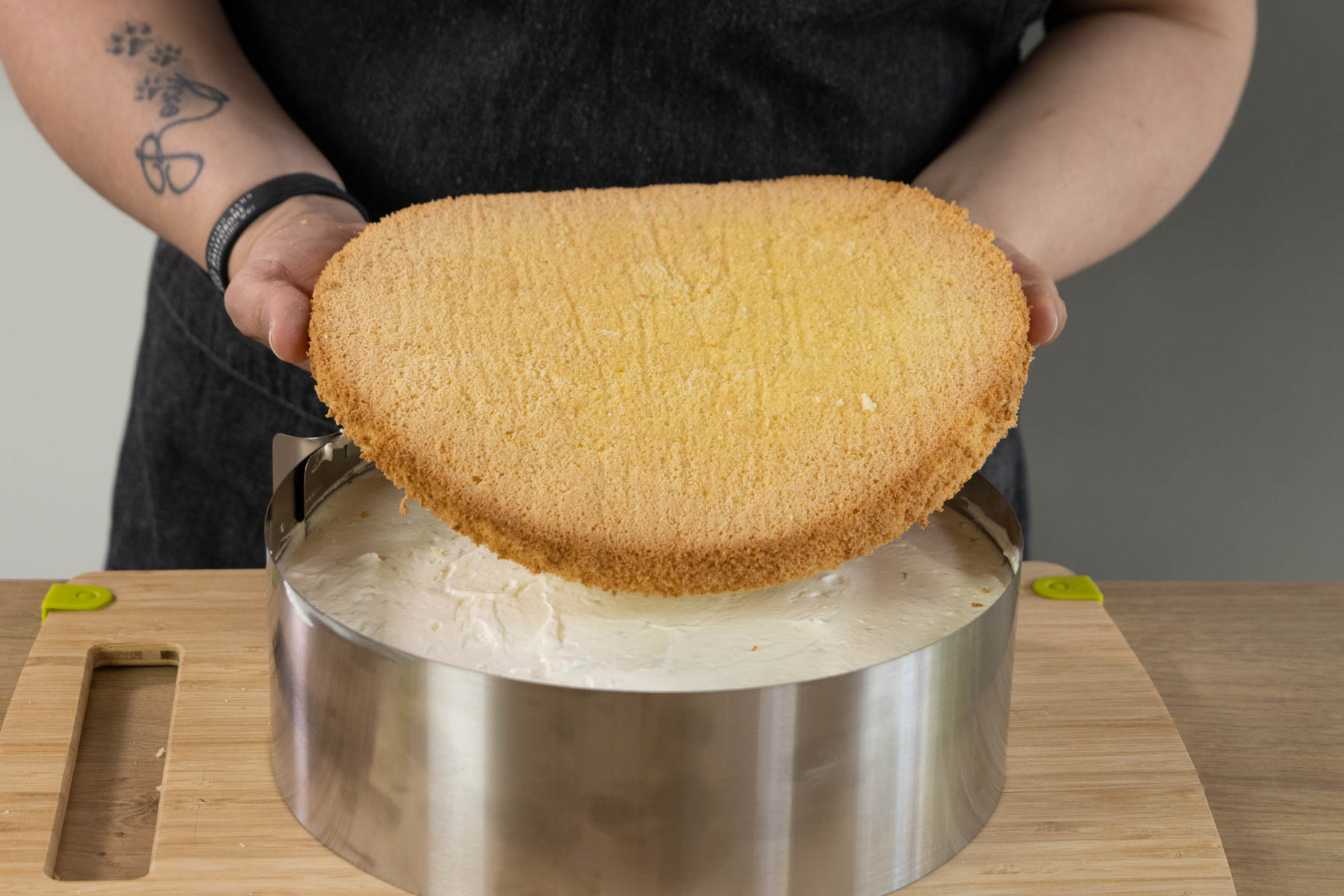 Boden auf die Creme legen und die Quark-Sahne-Torte ohne Gelatine kalt stellen