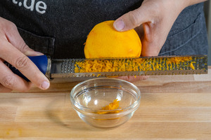 Orangenschale abreiben
