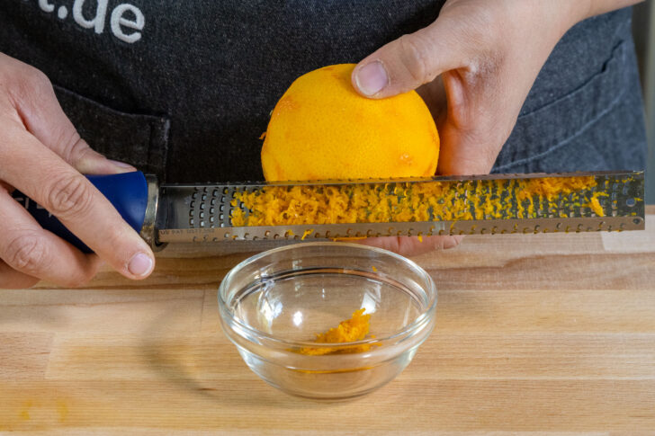 Orangenschale abreiben