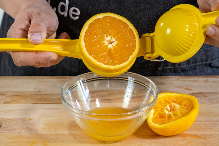 Orangenhälfte auspressen