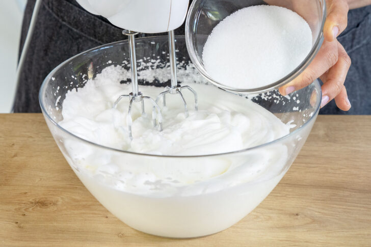 Zucker zum Eischnee dazugeben