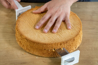 Biskuitboden für die Quark-Sahne-Torte waagerecht teilen