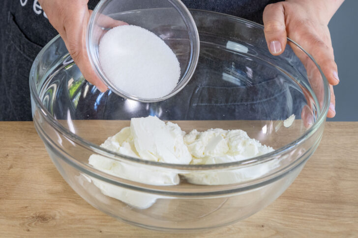 Zucker zum Quark geben