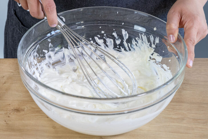 Zucker und Quark verrühren