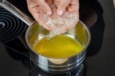Gelandine in dem armen Orangensaft auflösen
