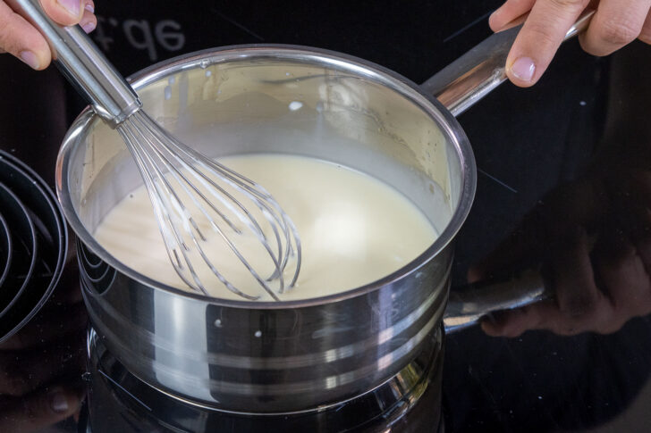 Quark in Gelatine einrühren