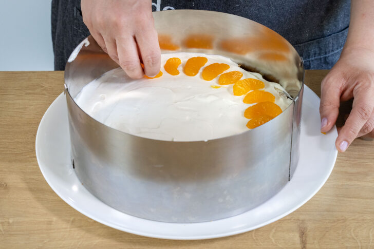 Mandarinenstücke auf die Creme legen