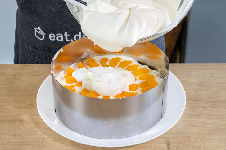 Creme darüber verteilen