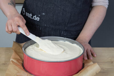 Masse für die Quarktorte ohne Boden in die Form geben