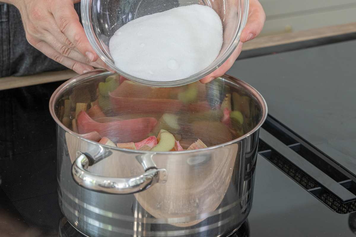 Rhabarberkompott mit Vanillepudding | Rezept - eat.de