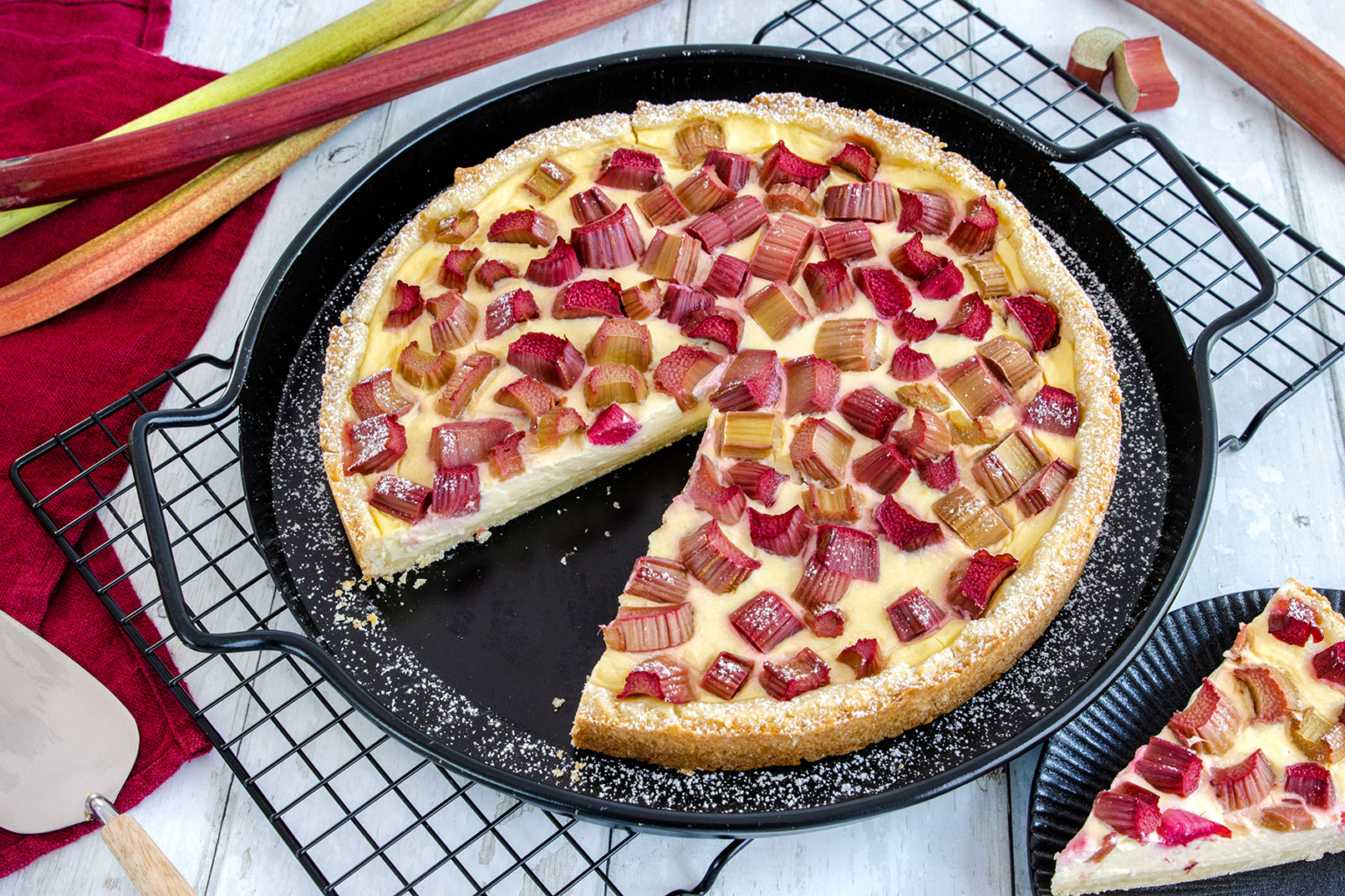 Rhabarberkuchen mit Pudding und Schmand | Rezept - eat.de