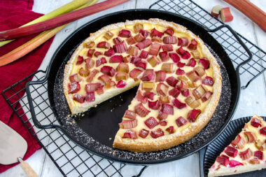 Rhabarberkuchen mit Pudding und Schmand