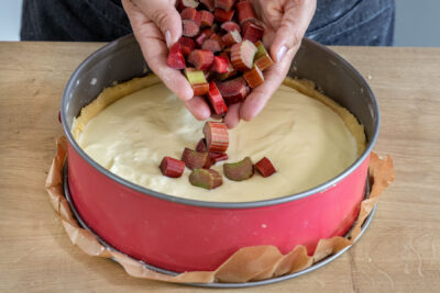 Rhabarber auf die Pudding-Schmand-Creme geben