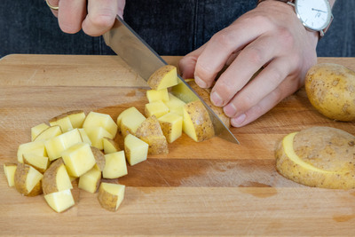 Kartoffeln in Würfel schneiden