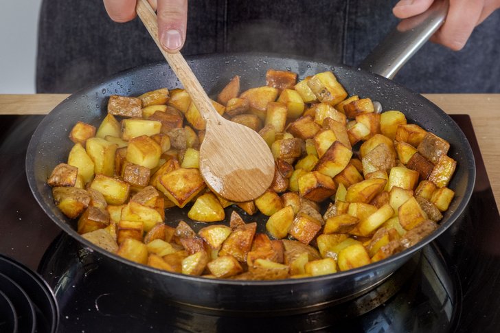 Risoleekartoffeln umrühren