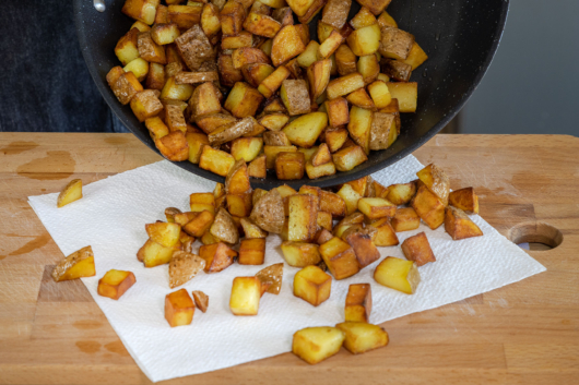 Risoleekartoffeln auf Küchenpapier abtropfen lassen