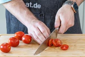 Tomaten in Scheiben schneiden