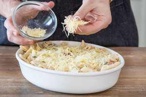Nudelauflauf mit Käse bestreuen
