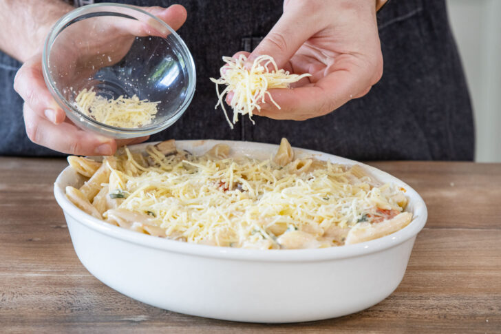 Nudelauflauf mit Käse bestreuen