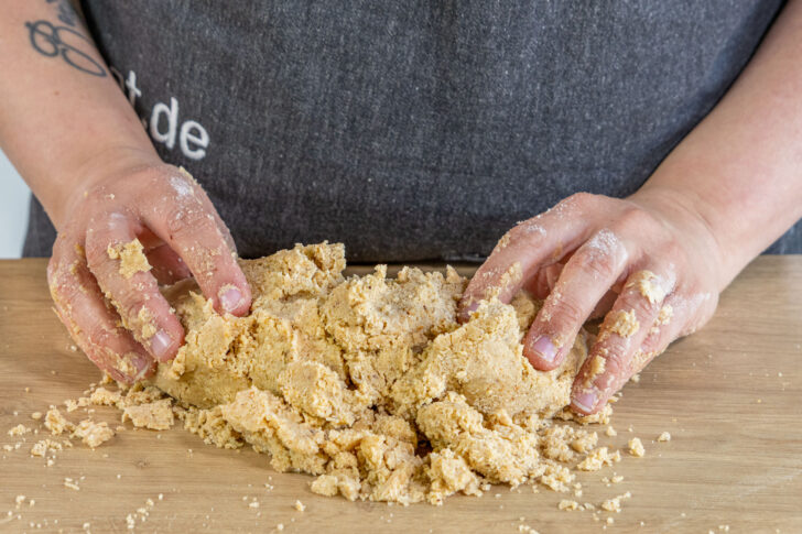 Mürbeteig für schnellen Rhabarberkuchen mit Streusel kneten
