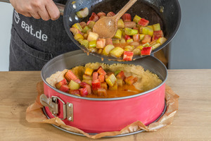 Rhabarbermasse in die Form füllen