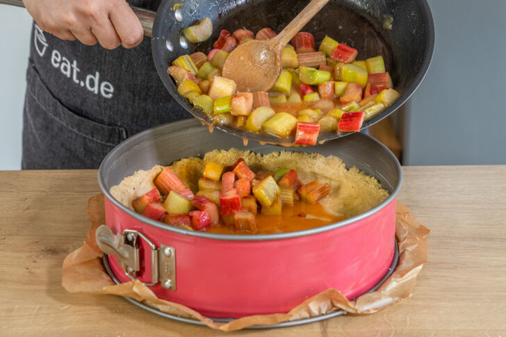 Rhabarbermasse in die Form füllen