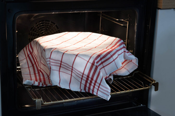 Schüssel in den Backofen stellen
